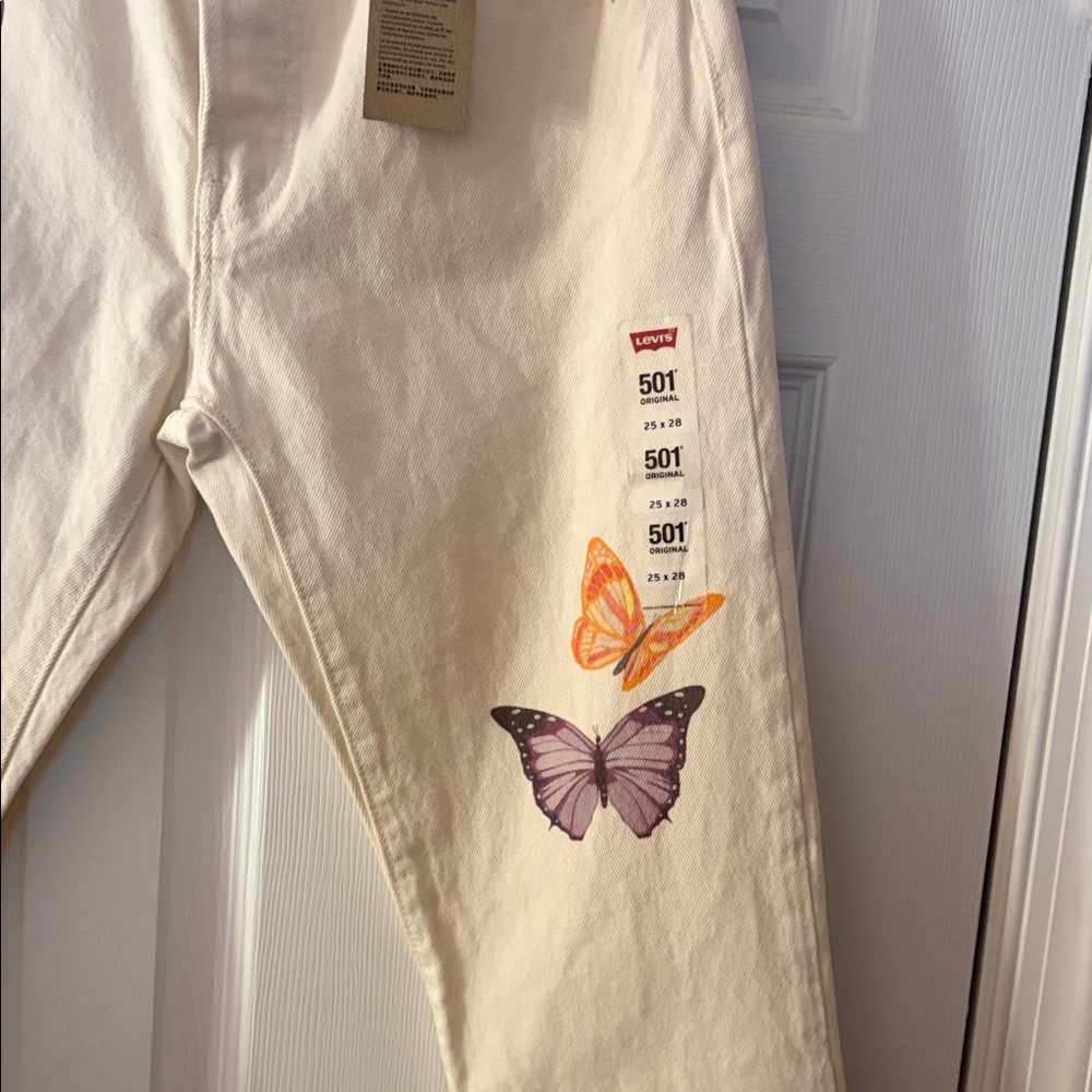 NWT Levi’s Cream Jeans w Butterfly Design 🦋 - Picture 3 of 6